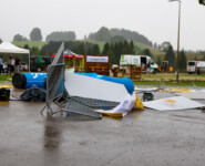 Unmittelbar nach dem Damenrennen zerlegte das durchziehende Unwetter den Start- und Zielbereich.