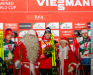 Weihnachten wirft seine Schatten voraus: Julian Schmid (GER), Joulupukki (FIN), Jarl Magnus Riiber (NOR), Joulumuori (FIN), Vinzenz Geiger (GER) (l-r)
