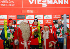 Weihnachten wirft seine Schatten voraus: Julian Schmid (GER), Joulupukki (FIN), Jarl Magnus Riiber (NOR), Joulumuori (FIN), Vinzenz Geiger (GER) (l-r)