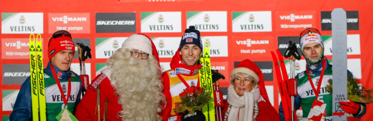 Weihnachten wirft seine Schatten voraus: Julian Schmid (GER), Joulupukki (FIN), Jarl Magnus Riiber (NOR), Joulumuori (FIN), Vinzenz Geiger (GER) (l-r)