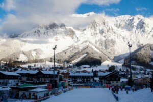 Diese Kulisse bietet sich den Springern in Ramsau.