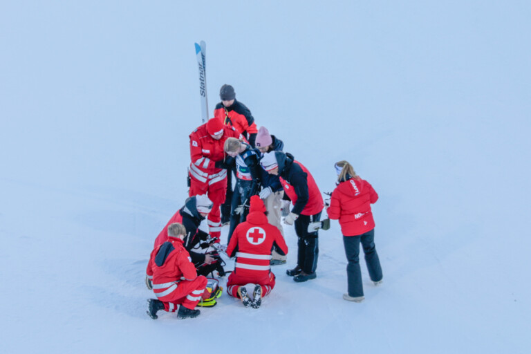 Alexa Brabec (USA) stürzte bei der Landung und wurde zur Untersuchung ins Krankenhaus gebracht.