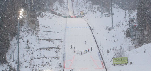 Auch schweres Gerät konnte den Aufsprunghang nicht sicher machen.