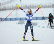 Ida Marie Hagen (NOR) gewinnt den ersten Weltcup der Saison.