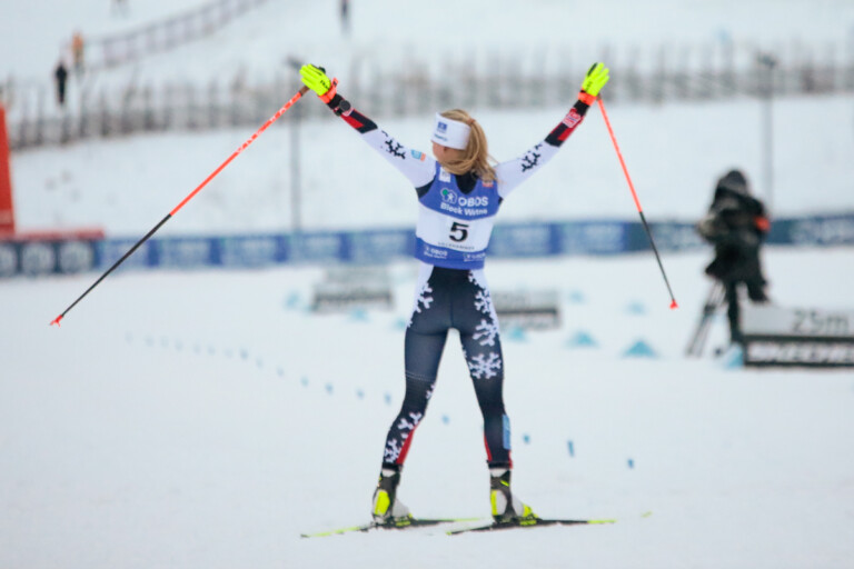 Ida Marie Hagen (NOR) gewinnt den ersten Weltcup der Saison.