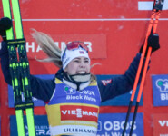 Ida Marie Hagen (NOR) gewinnt den ersten Weltcup der Saison.