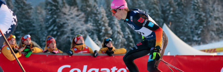 David Mach (GER) wird von den deutschen Kombiniererinnen lautstark angefeuert.