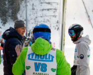 Renndirektor Lasse Ottesen (FIS) hört sich den Bericht der Vorspringer an.