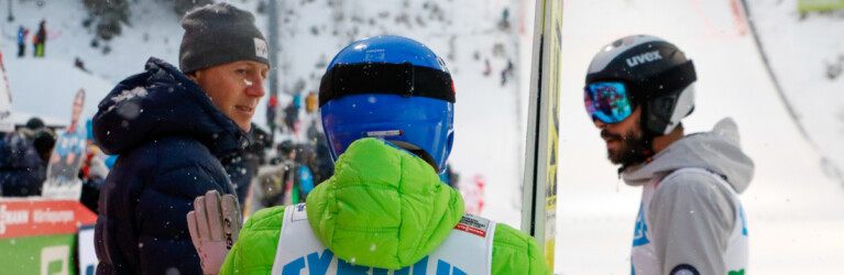 Renndirektor Lasse Ottesen (FIS) hört sich den Bericht der Vorspringer an.