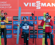 Das Podium des Tages: Julian Schmid (GER), Vinzenz Geiger (GER), Jarl Magnus Riiber (NOR), (l-r)