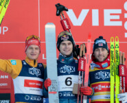 Das Podium des Tages: Julian Schmid (GER), Vinzenz Geiger (GER), Jarl Magnus Riiber (NOR), (l-r)