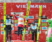 Ein Tänzchen auf dem Podium: Haruka Kasai (JPN), Ida Marie Hagen (NOR), Minja Korhonen (FIN), (l-r)