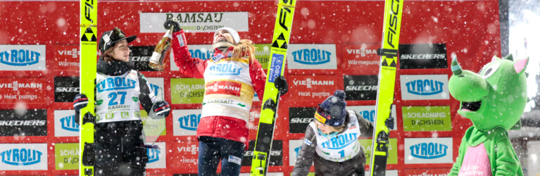 Ein Tänzchen auf dem Podium: Haruka Kasai (JPN), Ida Marie Hagen (NOR), Minja Korhonen (FIN), (l-r)