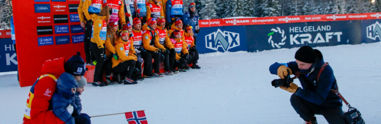 Fotografen-Prioritäten: Jarl Magnus Riiber (NOR) und seine Kinder stehlen dem DSV-Team die Show.