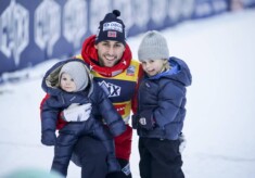 Jarl Magnus Riiber (NOR) mit seinen Kindern Birk und Ronja. Künftig will er mehr Zeit mit der Familie verbringen.