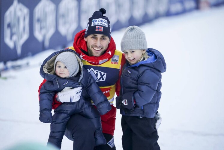 Jarl Magnus Riiber (NOR) mit seinen Kindern Birk und Ronja. Künftig will er mehr Zeit mit der Familie verbringen.