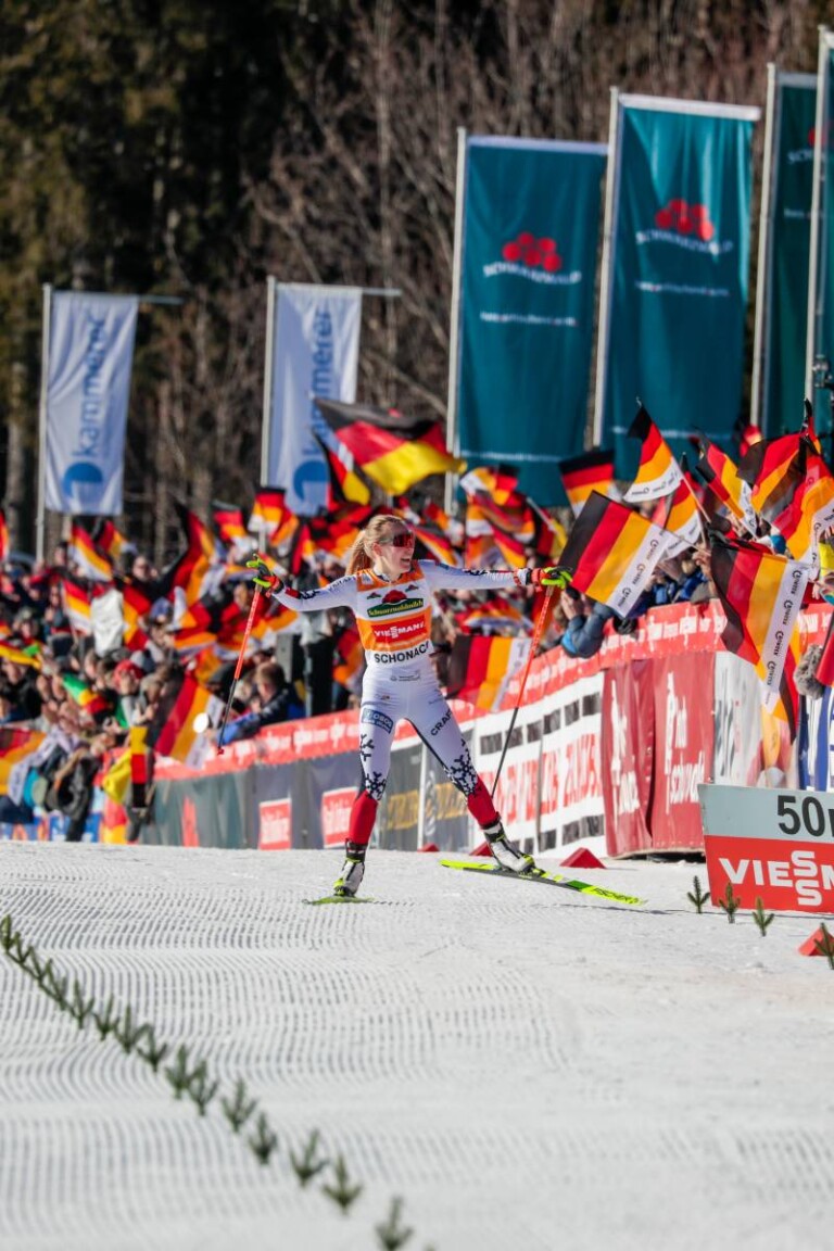 Ida Marie Hagen (NOR) kann ihren Sieg voll auskosten.