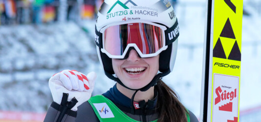 Lisa Hirner (AUT) gewinnt das Springen.