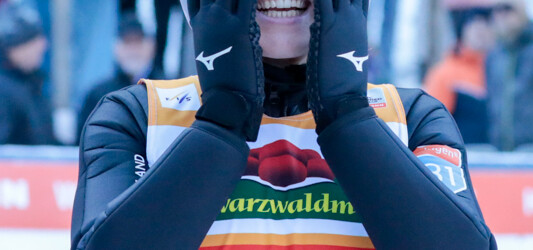 Ida Marie Hagen (NOR) ist nicht zufrieden mit ihrem Sprung.