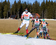 Aleksander Skoglund (NOR) vor Jakob Lange (GER) und Simon Mach (GER)