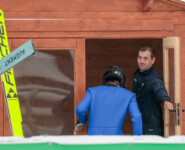Michael Neumayer FIS) bittet Athleten zur Materialkontrolle.