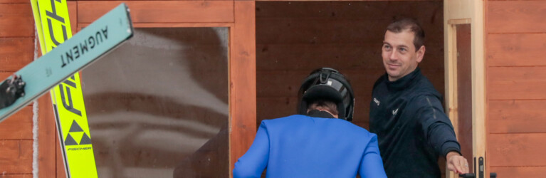 Michael Neumayer FIS) bittet Athleten zur Materialkontrolle.