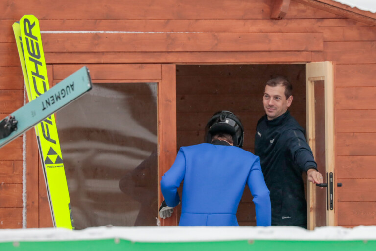 Michael Neumayer FIS) bittet Athleten zur Materialkontrolle.