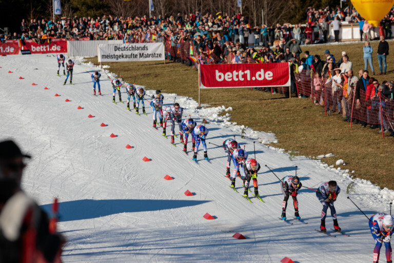Im hinteren Teil des Feldes liefen die Athleten wie an der Perlenschnur aufgereiht.