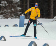 Ob es wohl windig war? Jakob Lange (GER) räumt herumfliegende Streckenbegrenzungen auf.Ob es wohl windig war? Jakob Lange (GER) räumt herumfliegende Streckenbegrenzungen auf.