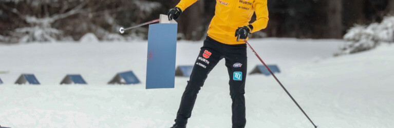 Ob es wohl windig war? Jakob Lange (GER) räumt herumfliegende Streckenbegrenzungen auf.Ob es wohl windig war? Jakob Lange (GER) räumt herumfliegende Streckenbegrenzungen auf.