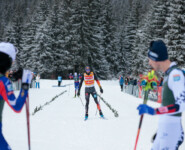 Jakob Lange (GER) wird von Matteo Baud (l) und Espen Bjoernstad (r) erwartet.