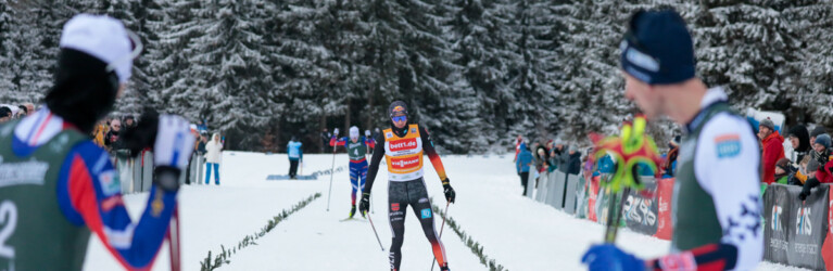 Jakob Lange (GER) wird von Matteo Baud (l) und Espen Bjoernstad (r) erwartet.