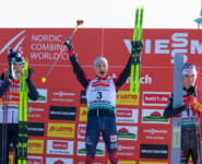 Das Podium der Herren: Jarl Magnus Riiber (NOR), Johannes Lamparter (AUT), Vinzenz Geiger (GER), (l-r)