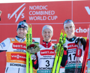 Das Podium der Herren: Jarl Magnus Riiber (NOR), Johannes Lamparter (AUT), Vinzenz Geiger (GER), (l-r)