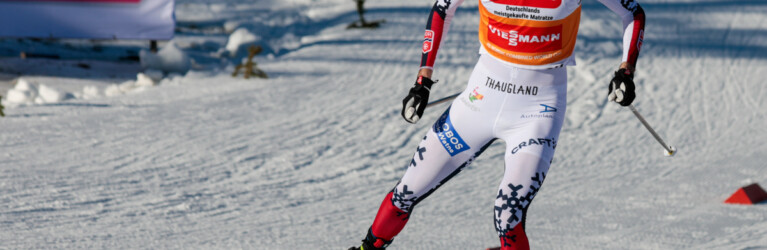 Jarl Magnus Riiber (NOR) verfolgt von der Drohne und dem Rest des Feldes