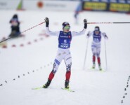 Gyda Westvold Hansen (NOR) gewinnt Teil eins des Massenstarts.