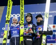 Die Medaillengewinnerinnen im Massenstart: Gyda Westvold Hansen (NOR), Yuna Kasai (JPN), Haruka Kasai (JPN), (l-r)