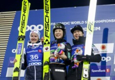 Die Medaillengewinnerinnen im Massenstart: Gyda Westvold Hansen (NOR), Yuna Kasai (JPN), Haruka Kasai (JPN), (l-r)