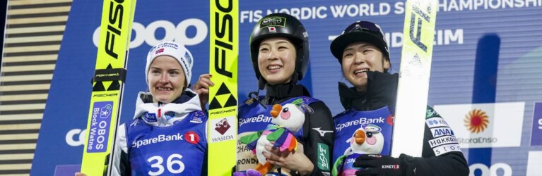Die Medaillengewinnerinnen im Massenstart: Gyda Westvold Hansen (NOR), Yuna Kasai (JPN), Haruka Kasai (JPN), (l-r)