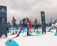 Richard Stenzel (GER, hinten) wartet auf seinen Start beim Team Sprint der JWM in Lake Placid.