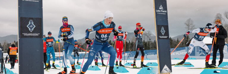 Richard Stenzel (GER, hinten) wartet auf seinen Start beim Team Sprint der JWM in Lake Placid.