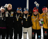 Team Sprint_Siegerehrung der Juniorinnen: Masa Likozar Brankovic (SLO), Tia Malovrh (SLO), Heta Hirvonen (FIN), Minja Korhonen (FIN), Ronja Loh (GER), Trine Göpfert (GER) (l-r)