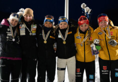Team Sprint_Siegerehrung der Juniorinnen: Masa Likozar Brankovic (SLO), Tia Malovrh (SLO), Heta Hirvonen (FIN), Minja Korhonen (FIN), Ronja Loh (GER), Trine Göpfert (GER) (l-r)