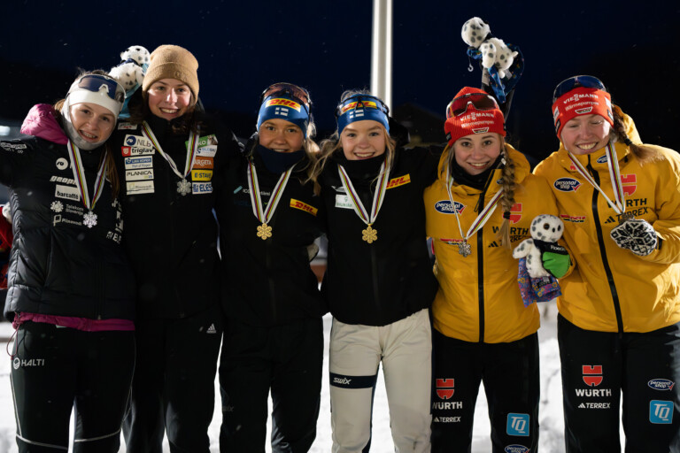 Team Sprint_Siegerehrung der Juniorinnen: Masa Likozar Brankovic (SLO), Tia Malovrh (SLO), Heta Hirvonen (FIN), Minja Korhonen (FIN), Ronja Loh (GER), Trine Göpfert (GER) (l-r)