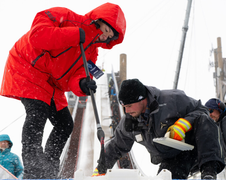 Helfer präparieren die Anlaufspur.