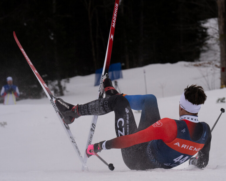 Der Neuschnee sorgte für anspruchsvolle Streckenverhältnisse, wie Jan John (CZE) feststellen musste.