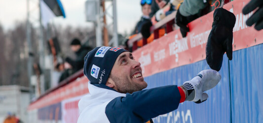 Jarl Magnus Riiber (NOR) nimmt sich viel Zeit für die zahlreichen Fans.