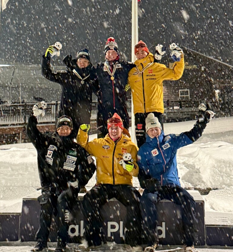 Strahlende Gesichter nach dem Junioren-Einzel: Atsushi Narita (JPN), Paul Walcher (AUT), Richard Stenzel (GER) (oben, l-r), Kyotaro Yamazaki (JPN), Felix Brieden (GER), Andreas Gfrerer (AUT) (unten, l-r)