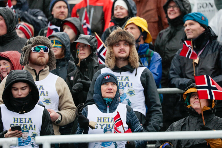 Trotz strömenden Regens waren auch am Sonntag zahlreiche Zuschauer an die Schanze gekommen.