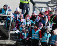 Unter den Zuschauern waren auch einige Schulklassen.